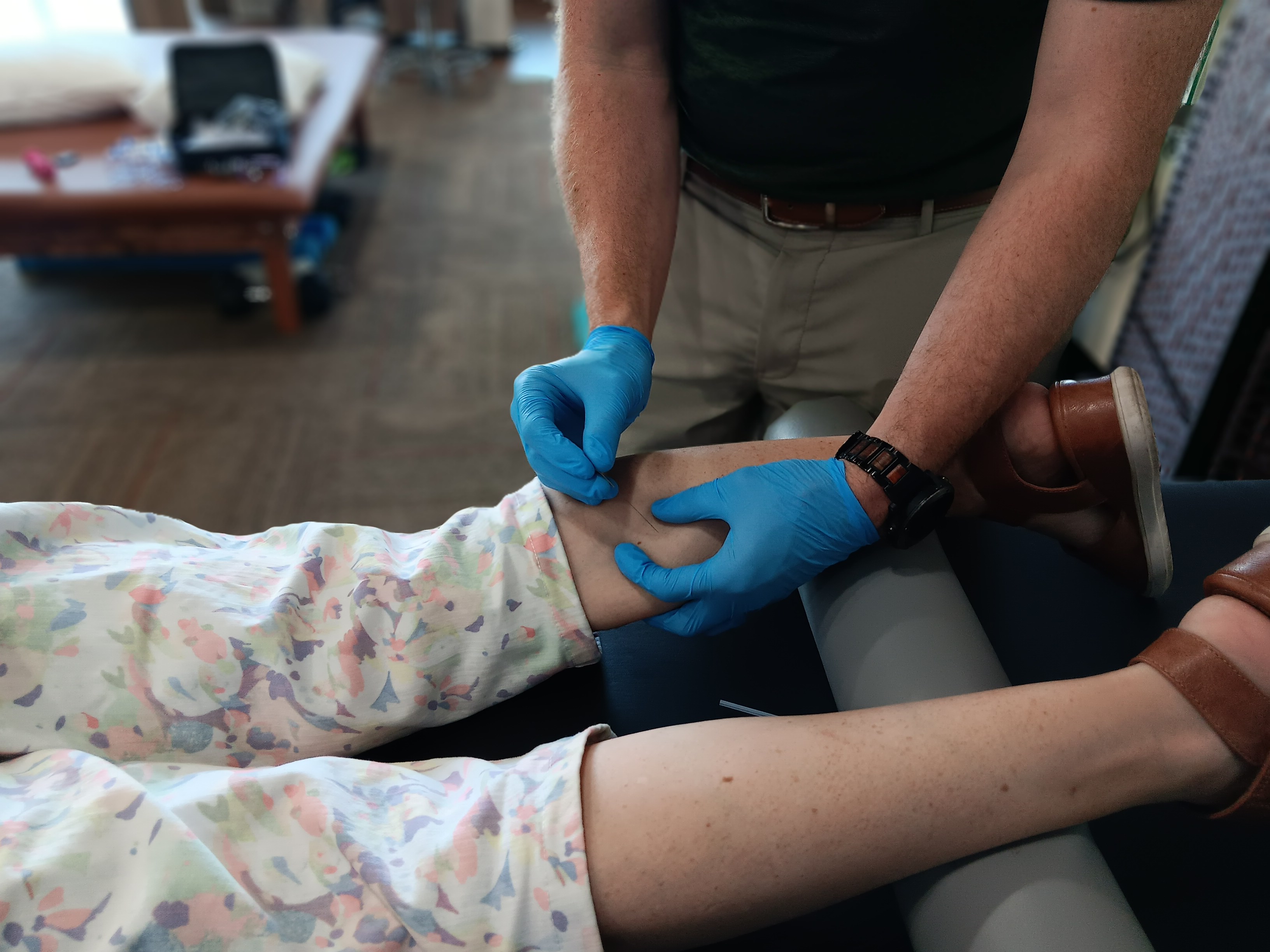 Dry needling for muscle and pain relief in calf. Treats conditions like plantar fasciitis, heel pain, calf pain, low back pain, neck pain, arthritis.